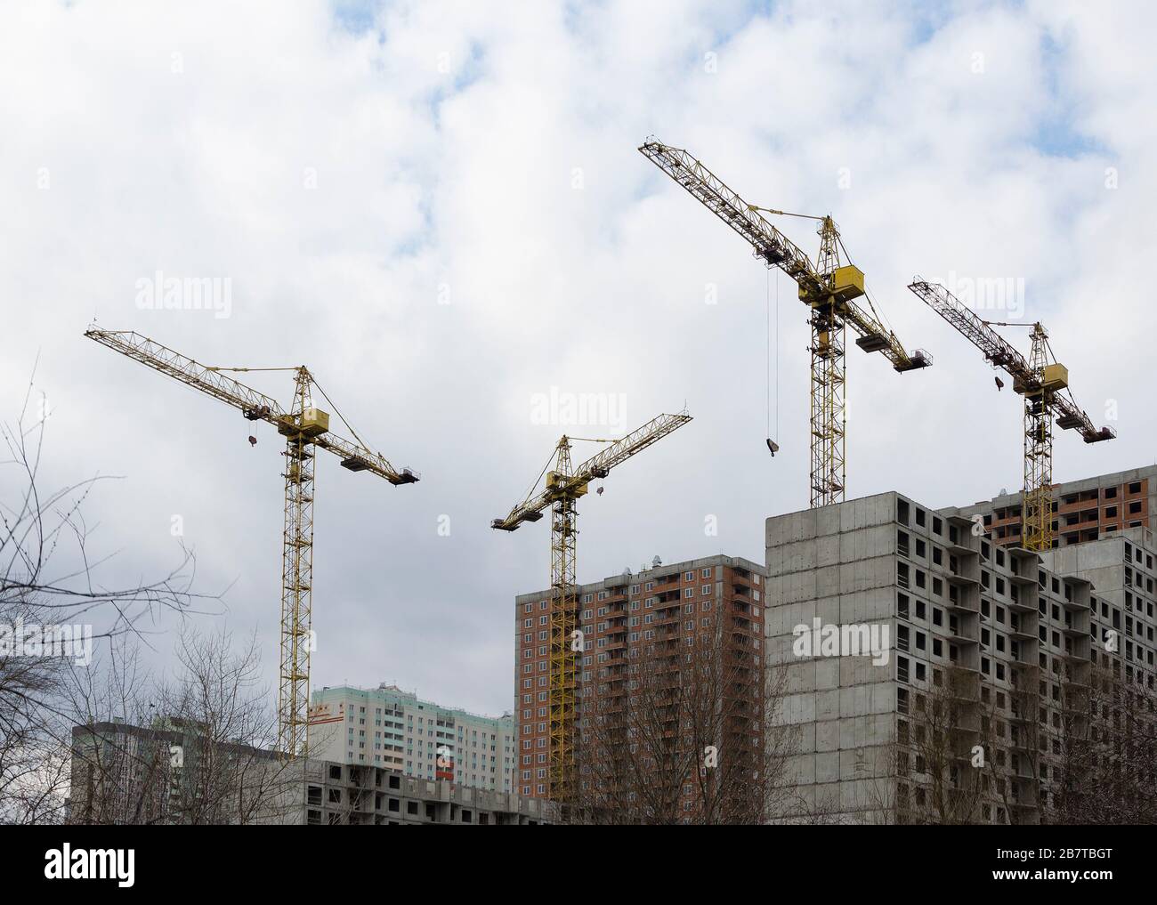 Im Bau befindliche Häuser und Baukräne Stockfoto