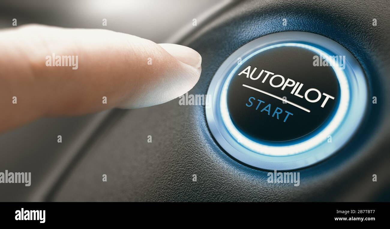 Drücken Sie eine Autopilottaste in einem Auto, das sich selbst fährt. Zusammengesetztes Bild zwischen einer Handfotografie und einem 3D-Hintergrund. Stockfoto