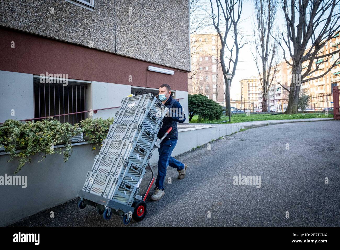 Mailand - Coronavirus - Home Shopping. Ein esselunga-mitarbeiter mit Handschuhen und Maske liefert die Lebensmittel zu Hause in einer Eigentumswohnung in Quarto Oggiaro (Marco Passaro/Fotogramma, Mailand - 2020-03-17) p.s. la foto e' utilizzabile nel rispetto del contesto in cui e Stata scattata, e senza to diffamatorio del decoro delle presente delle Stockfoto