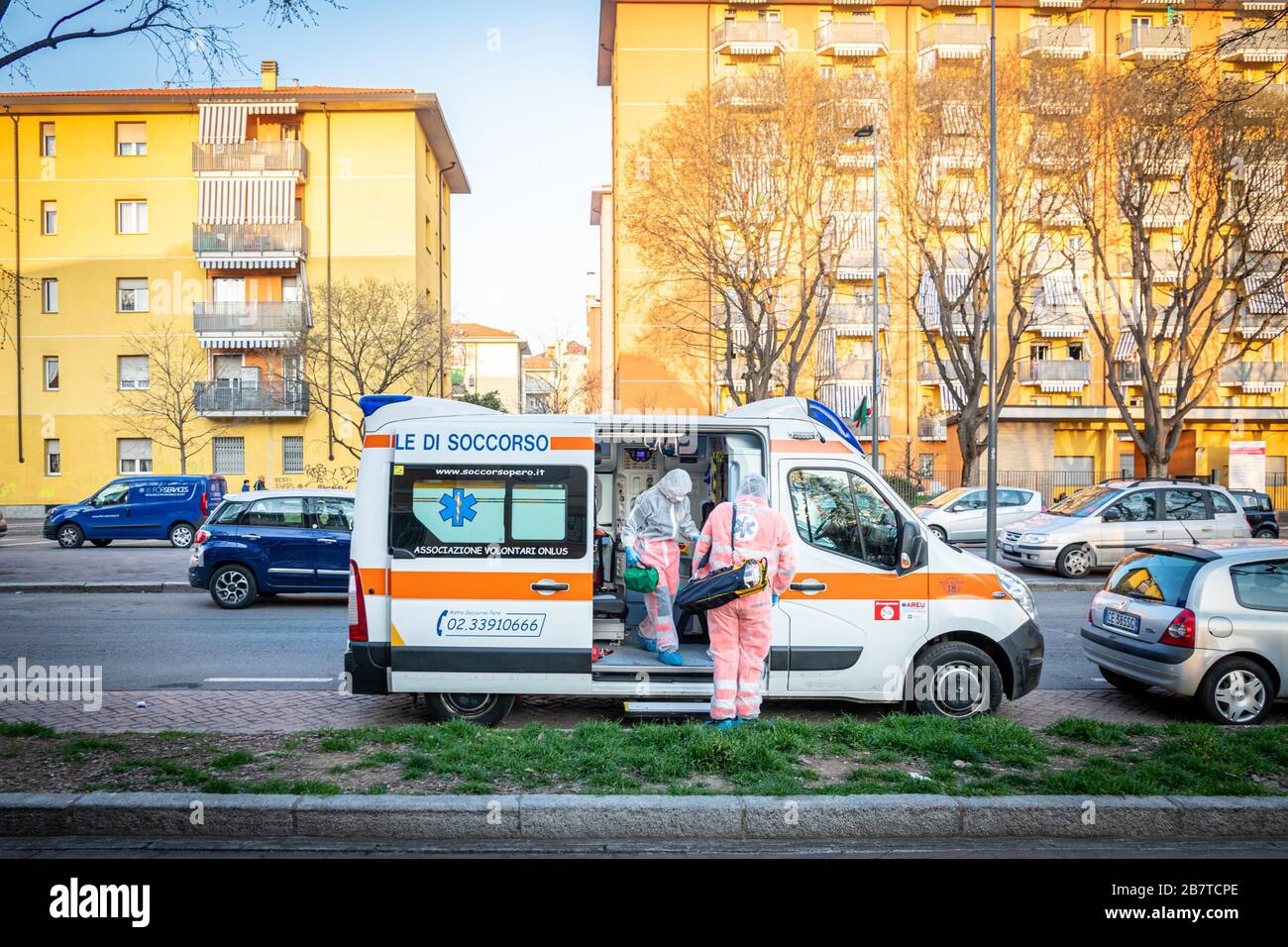 Mailand - Coronavirus - eine Intervention eines Krankenwagens von Astra Soccorso Pero in einer Privatwohnung im Viertel Quarto Oggiaro, um auf COVID-19-Symptome (Marco Passaro/Fotogramma, Mailand - 2020-03-17) p.s. la Foto e' utizzabile nel rispetto del contesto in cui e' a scattata, E senza intento diffamatorio del decoro delle perso rappresentate Stockfoto