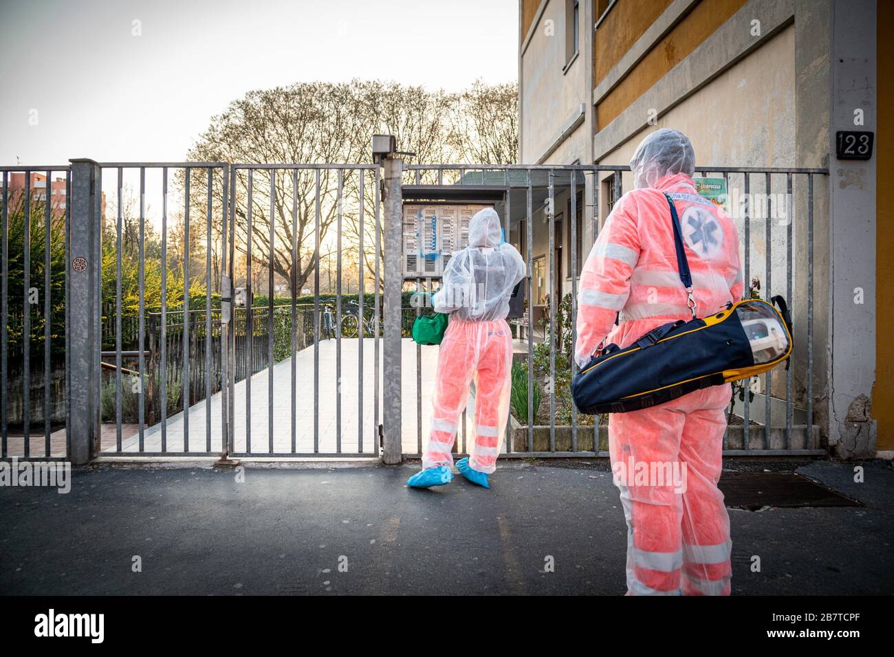 Mailand - Coronavirus - eine Intervention eines Krankenwagens von Astra Soccorso Pero in einer Privatwohnung im Viertel Quarto Oggiaro, um auf COVID-19-Symptome (Marco Passaro/Fotogramma, Mailand - 2020-03-17) p.s. la Foto e' utizzabile nel rispetto del contesto in cui e' a scattata, E senza intento diffamatorio del decoro delle perso rappresentate Stockfoto