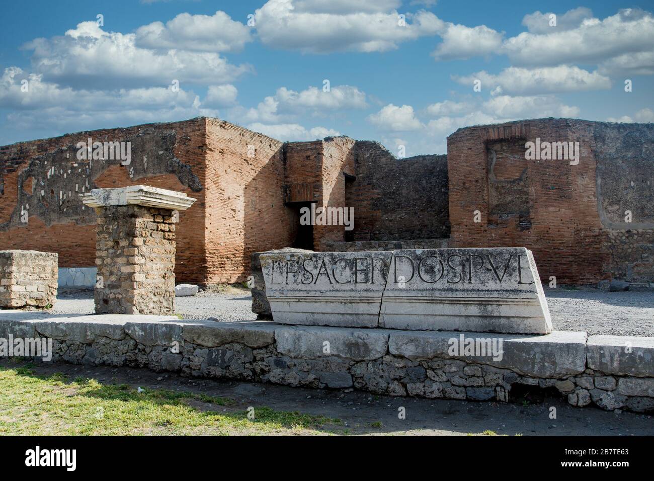 Latein auf gerissenem Marmor in Pompeji Stockfoto