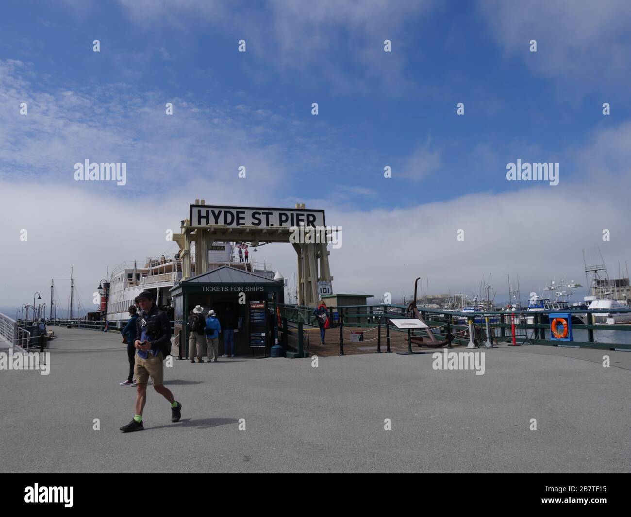 San Francisco, Kalifornien - Juli 2018: Weitschuss des Hyde St Pier mit dem Fährschiff Eureka, einem Rad-Raddampfer im Jahr 1890. Stockfoto