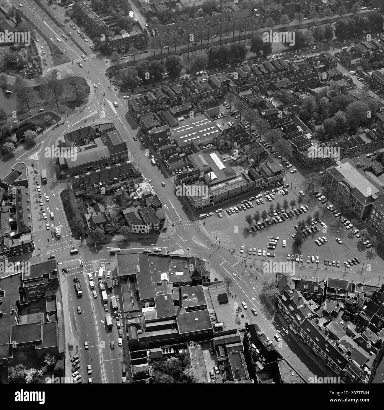 Leiden, Holland, 07. Mai 1976: Historisches Schwarz-Weiß-Luftbild vom Garenmarkt und dem ehemaligen Naturhistorischen Museum in Leiden, Holland Stockfoto