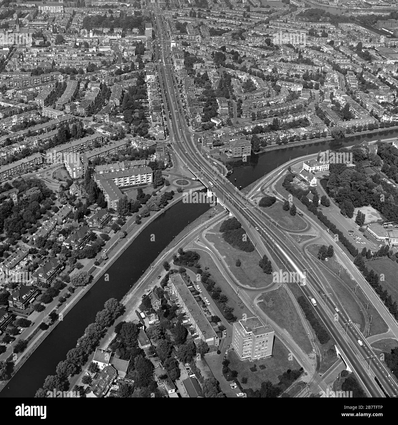 Den Haag, Holland, 29. August 1977: Historisches Luftbild in Schwarzweiß der Hoorn-Brücke von Delft nach den Haag Stockfoto