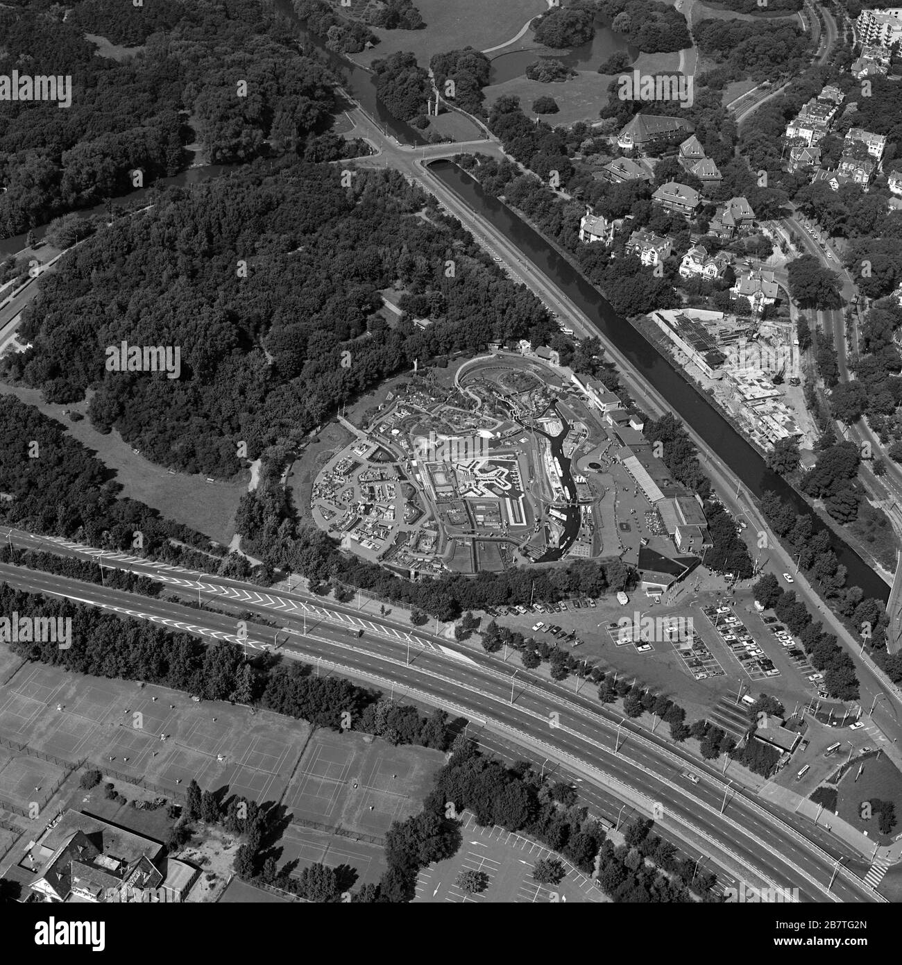 Den Haag, Holland, 29. August 1977: Historisches Luftbild in Schwarzweiß von Madurodam, einem Miniaturpark, Touristenattraktion am Abend Stockfoto