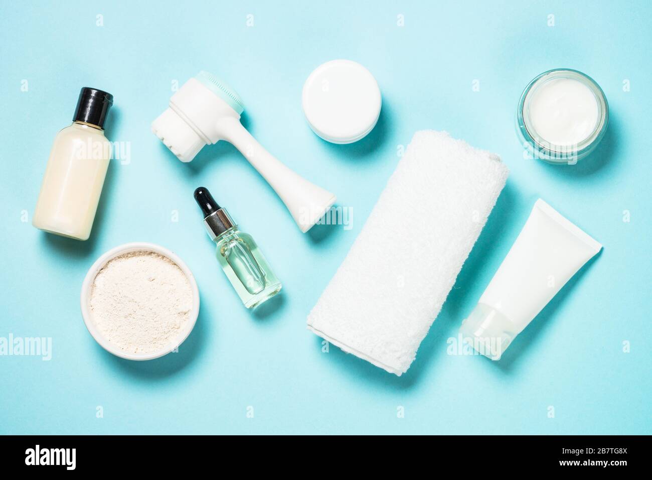 Hautpflegeprodukt auf blauem Hintergrund in der Draufsicht. Stockfoto