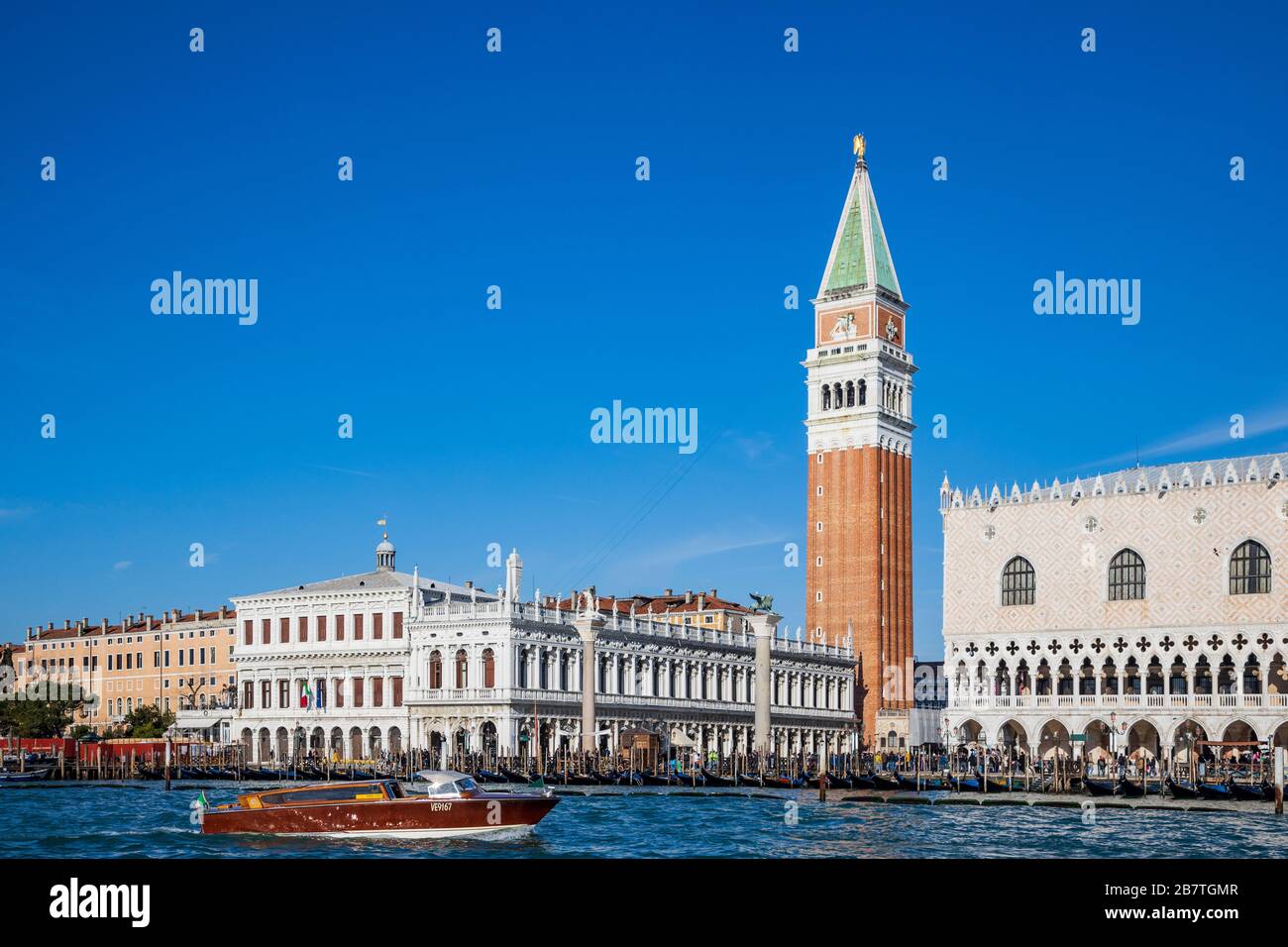 Blick auf den campanile auf dem Markusplatz mit Dogenpalast, Venedig, Venetien, Italien und Europa Stockfoto