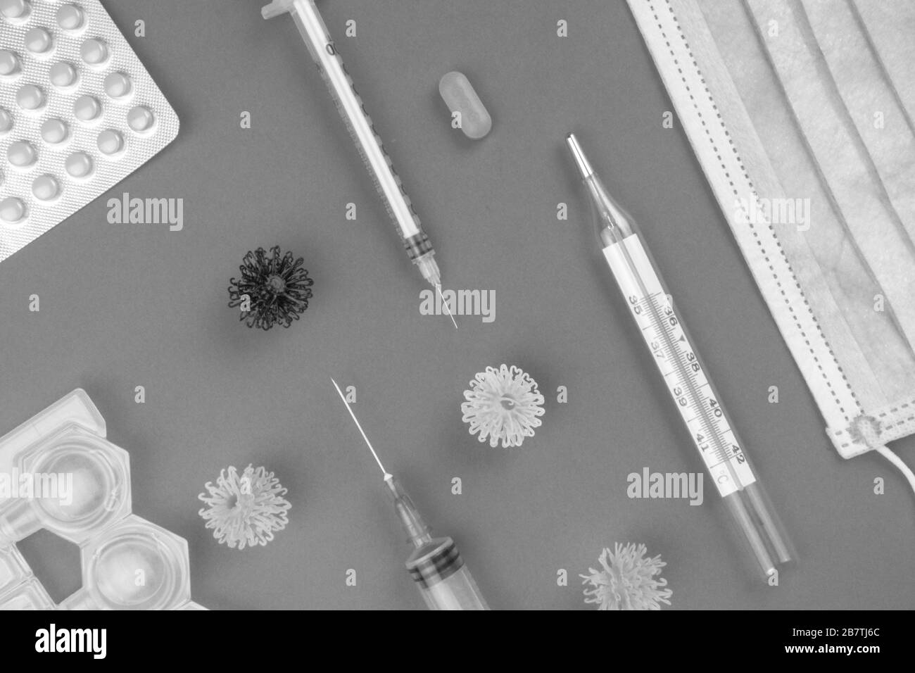 Medizinische Schutzmaske, Thermometer, Pillen, Natriumchlorid, Spritze und Viren, neuartiges Coronavirus - 2019-nCoV. Gesundheitsversorgung zur Unterstützung der Genesung von coro Stockfoto