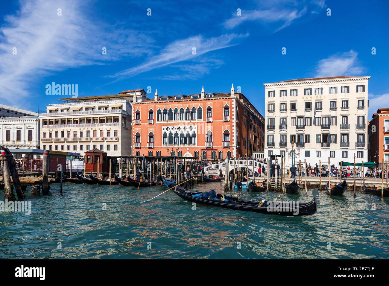 Gondeln vor dem Danieli Hotel, Venedig, Venetien, Italien, Europa Stockfoto