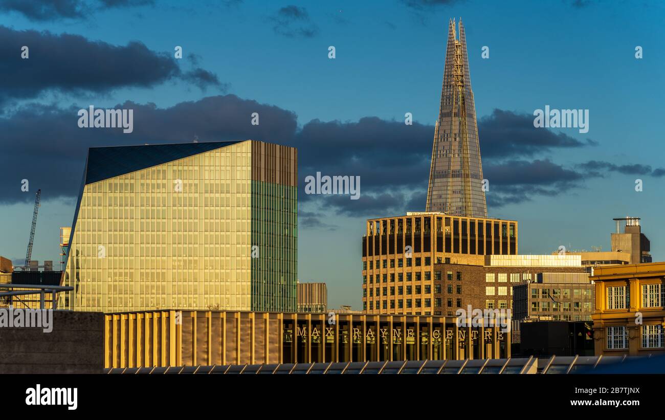 Dach des Max Rayne Centre in der Nähe des National Theatre an der South Bank, London. Es beherbergt hochmoderne Werkstatt- und Produktionsbüros, Stockfoto