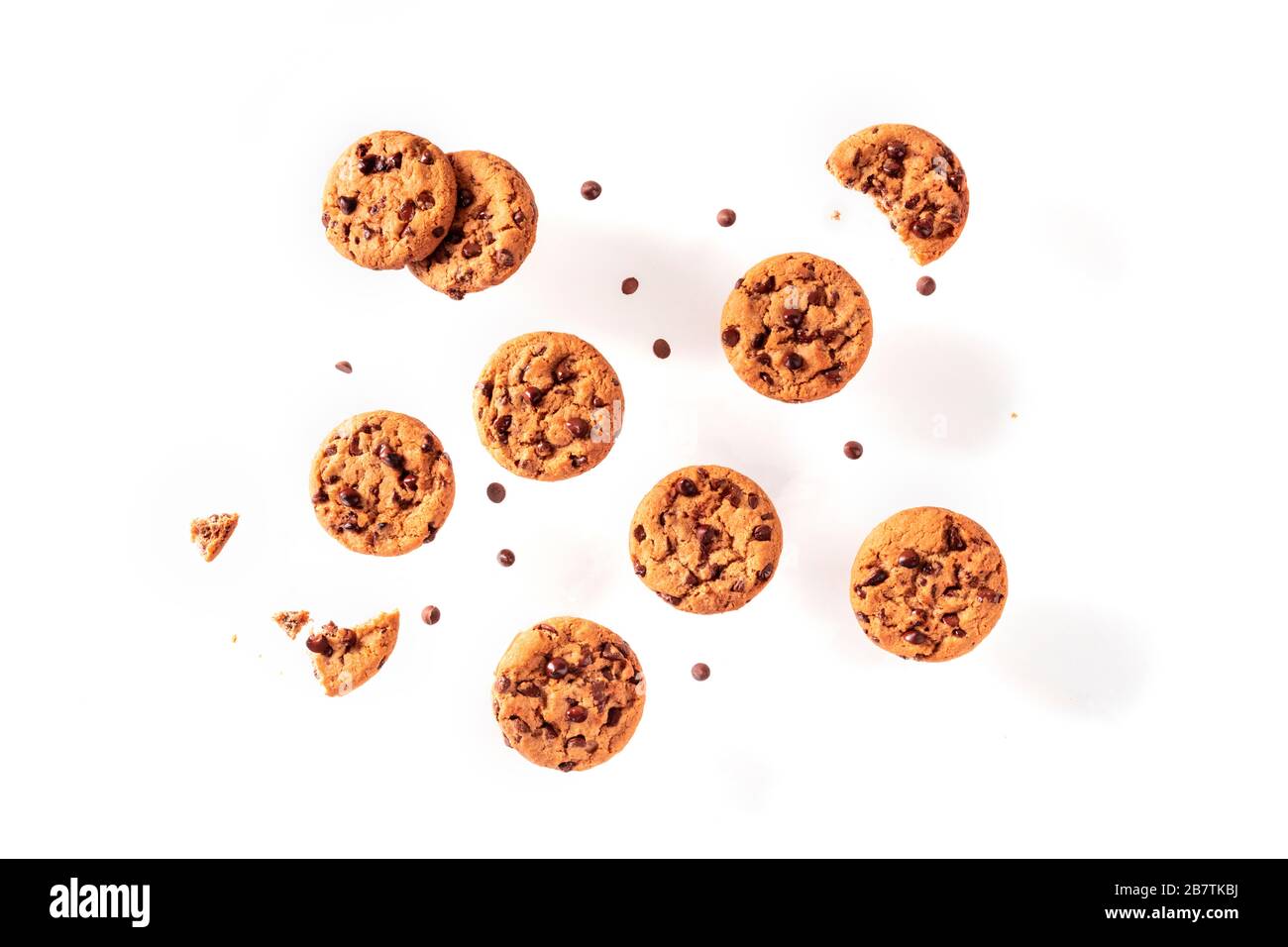 Schokoladenchip-Plätzchen, die auf weißem Hintergrund fliegen, werden von oben geschossen Stockfoto