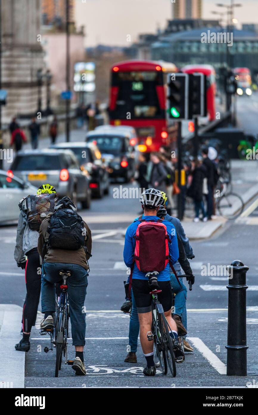 Radpendler London - Radpendler warten an der Ampel, bevor sie die Waterloo Bridge im Zentrum Londons überqueren Stockfoto