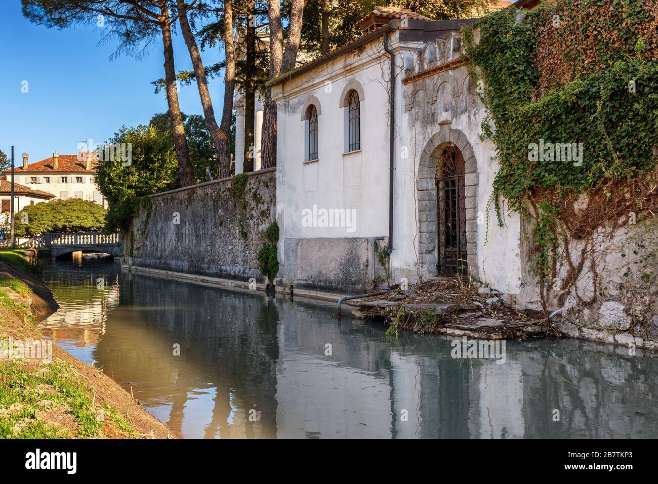 Italienische Stadtlandschaft. Kanal und Architektur in der Stadt Udine, Region Friuli Julisch Venetien, Italien Stockfoto
