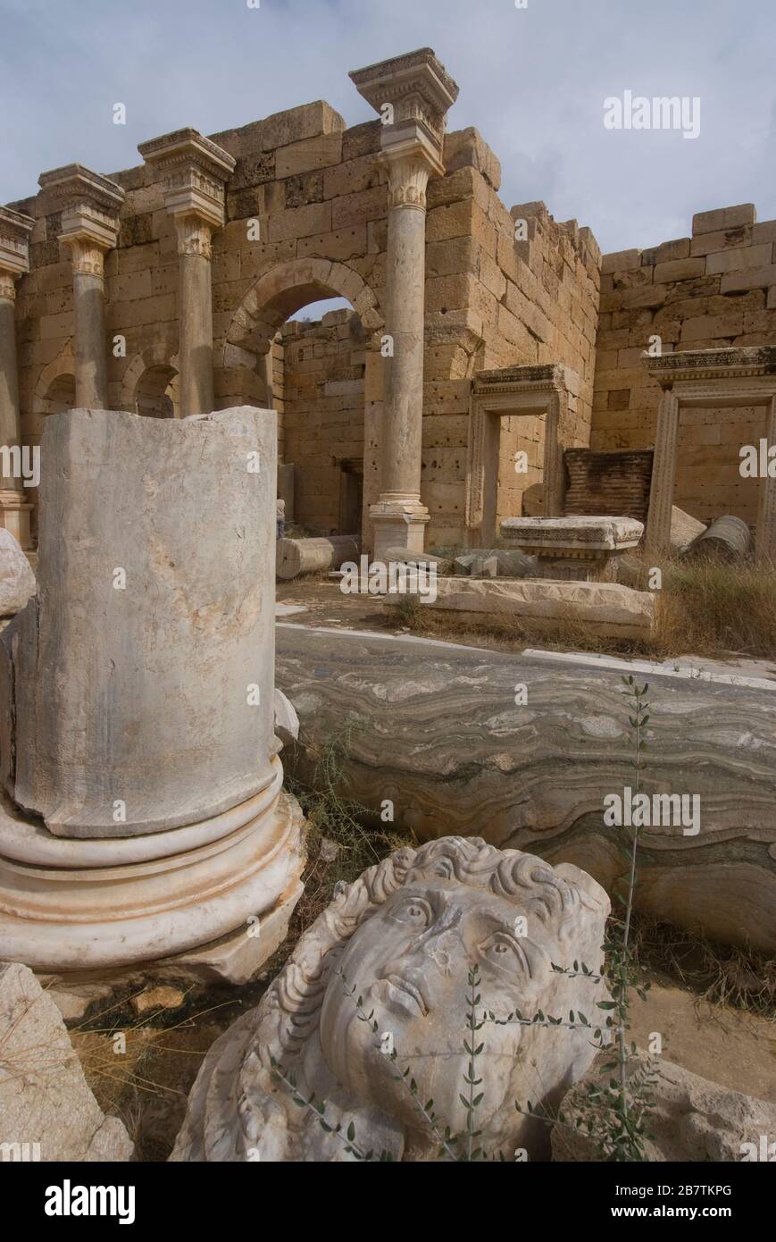 Die Überreste des alten römischen Seweran-Forums, eines zentralen Treffens aus dem frühen 3. Jahrhundert nach Christus, das dem Kaiser Septimus Severus, dem UNESCO-Weltkulturerbe von Leptis Magna, Libyen, im Oktober 2007, gewidmet ist. Stockfoto