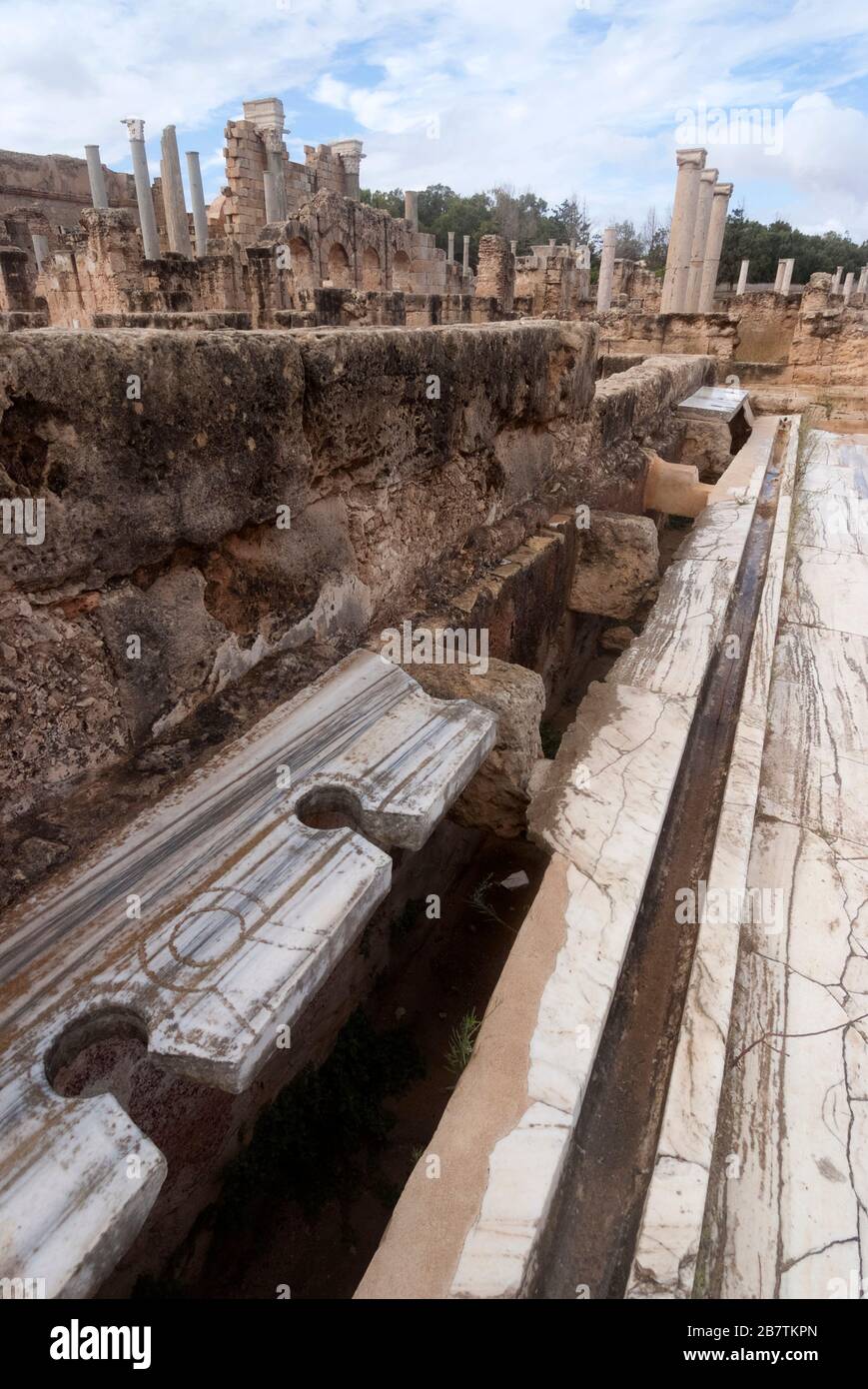 Alte römische Gemeinschaftspülung Toiletten, das UNESCO-Weltkulturerbe von Leptis Magna, Libyen, Oktober 2007. Stockfoto