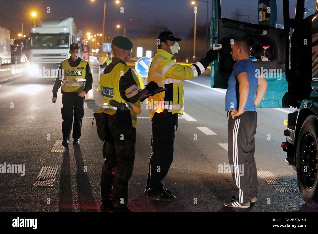 Die tschechischen Polizeibeamten führen medizinische Kontrollen und Temperaturmessungen von durch Fahrer am Grenzübergang Cesky Tesin-Cieszyn zwischen Polen und Das Czec Stockfoto