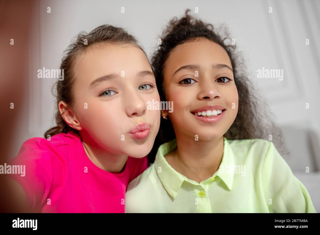 Süße Mädchen machen selfie und senden Luftkuss Stockfoto