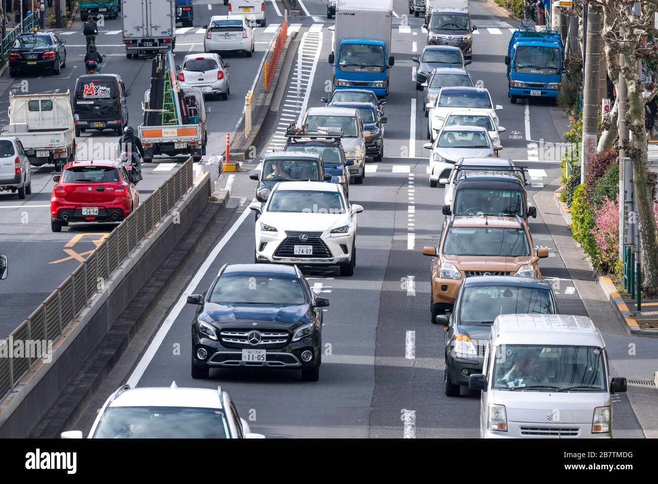 Starker Verkehr auf der Linie 7, Setagaya-Ku, Tokio, Japan. Zwischen 8:00 UND 9:00 Uhr. März 2020. Stockfoto