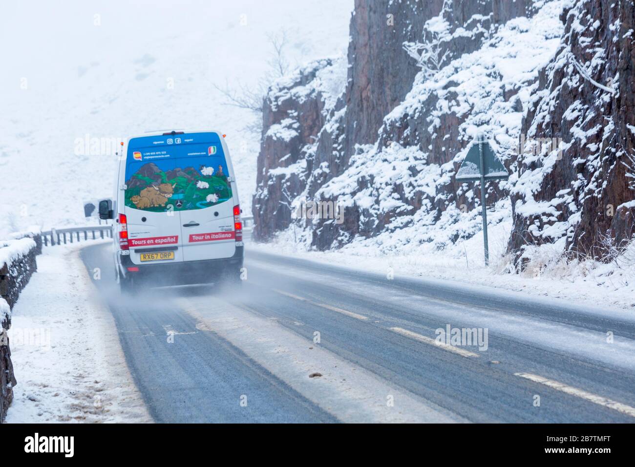 Mercedes-Fahrzeug für Touren auf der A82-Straße am Wintertag unter verschneiten Bedingungen im Winter im Rannoch Moor, Highlands, Schottland Stockfoto