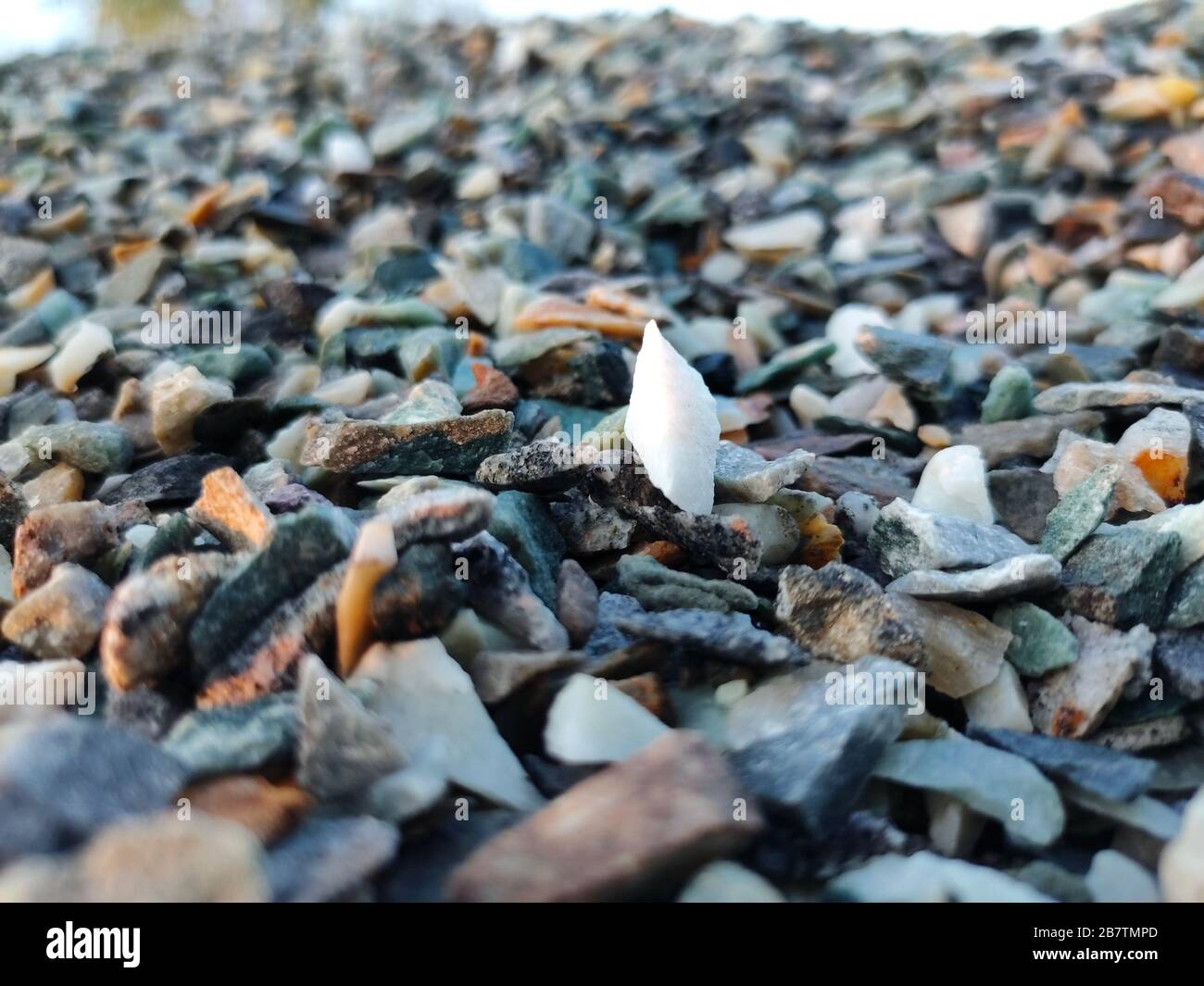 Stapel zerbrochener Steine.großer Haufen zerbrochener Rocks und Boulders.Pile Stapel riesiger Naturgranitsteine.Stapel zerdrückter Steine in Steinbruch. Bunter Pebb Stockfoto