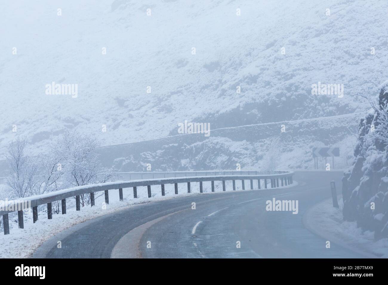 Am Wintertag auf DER A82 in schneereichen Bedingungen im Winter im Rannoch Moor, Highlands, Schottland Stockfoto