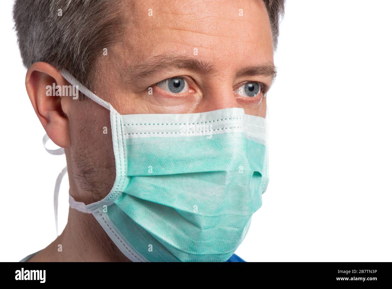 Kaukasischer Mann, der eine Schutzmaske auf weißem Hintergrund trägt Stockfoto