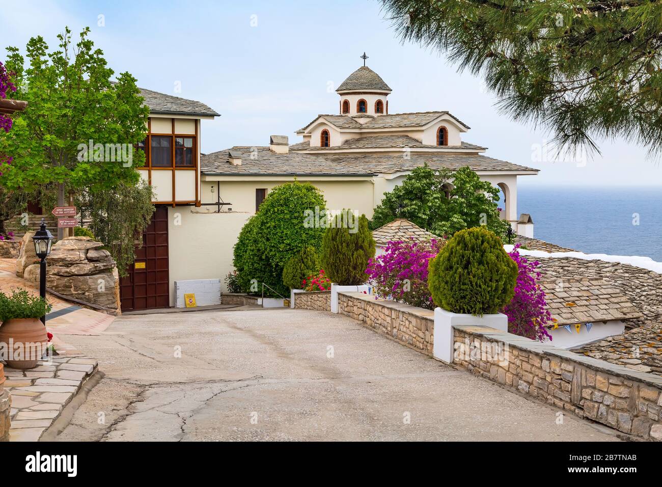 Blick auf das Kloster des Erzengels Michael, der Insel Thassos, Griechenland und Athos weit entfernten Mount Stockfoto