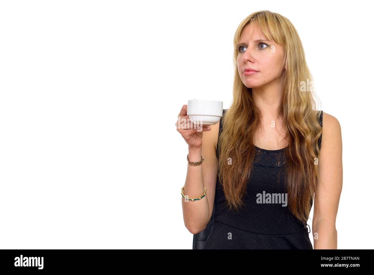 Porträt der blonden Geschäftsfrau, die beim Kaffeetrinken denkt Stockfoto