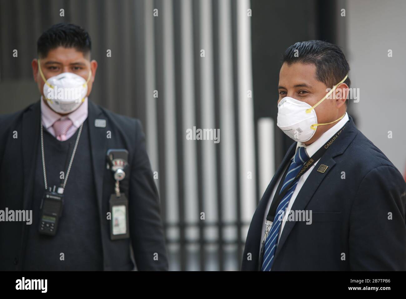 Mexiko-Stadt, Mexiko. März 2020. Sicherheitspersonal mit Gesichtsmasken arbeitet am Eingang des mexikanischen Senats in Mexiko-Stadt, Mexiko, 17. März 2020. Kredit: Francisco Canedo/Xinhua/Alamy Live News Stockfoto