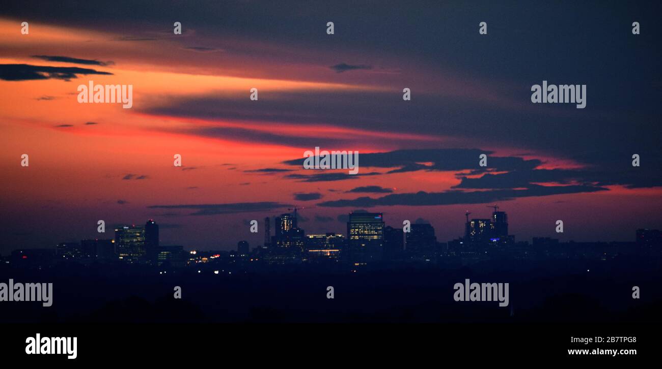 Ominöser, Dunkler, Trüber Sonnenuntergang Über Der City Line Stockfoto