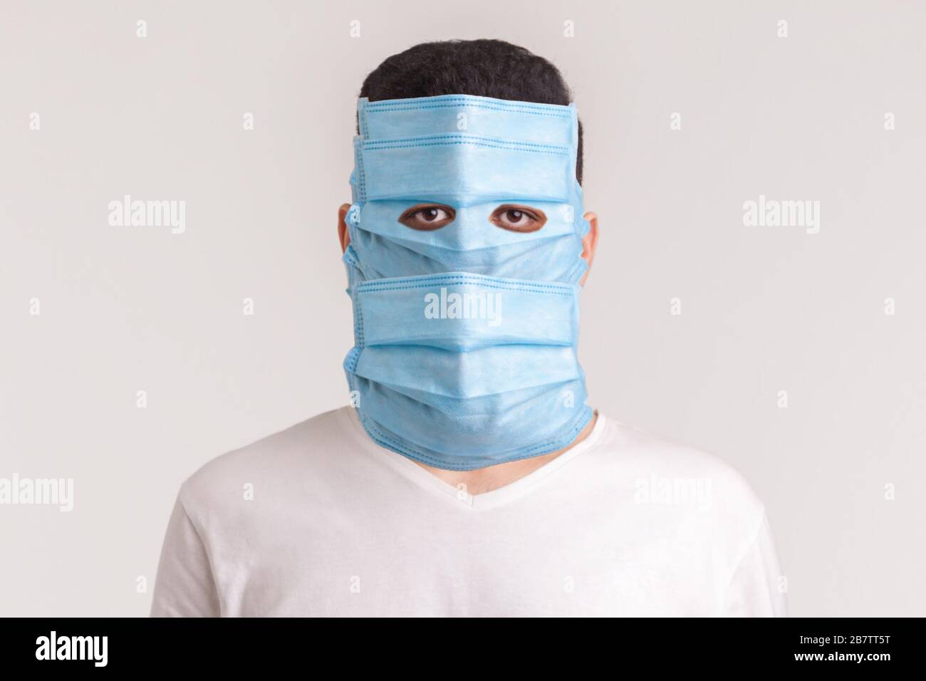 Schutz vor ansteckenden Erkrankungen, Coronavirus. Mann mit hygienischer Maske zur Vorbeugung von Infektionen, Atemwegserkrankungen wie Grippe, 2019-NCO Stockfoto