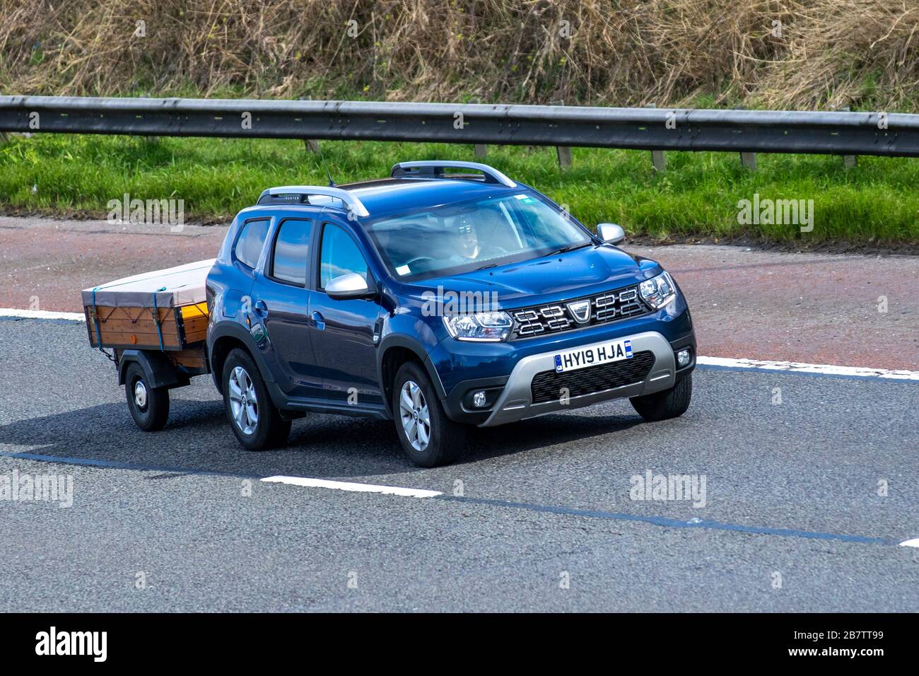 2019 Blue Dacia Duster Comfort Blue DCI 4; UK Vehicular Traffic, Transport, Moving Vehicles, Vehicle, Roads, Motors, Motoring on the M6 motorway Highway Stockfoto