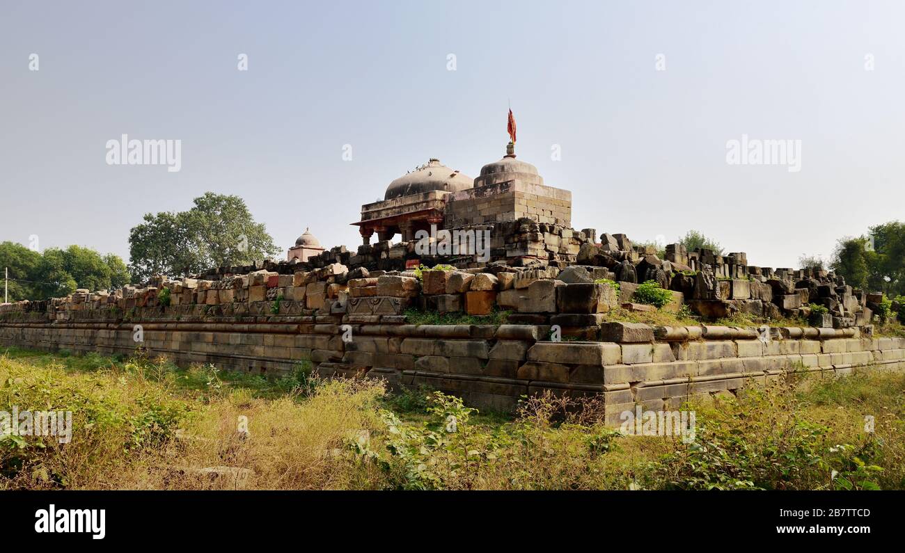Rajasthan, Indien - 8. November 2019:die Ruinen des Harshat Mata Temple Stockfoto
