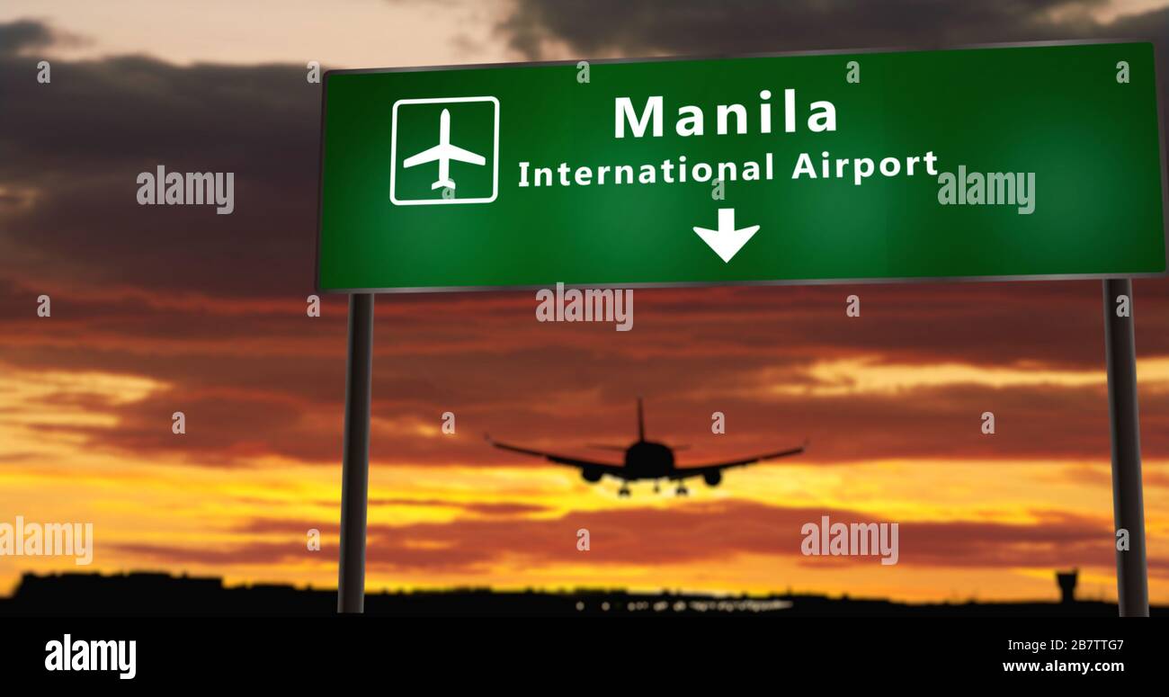 Silhouettenlandung im Flugzeug in Manila, Philippinen. Ankunft in der Stadt mit Hinweisschild zum Flughafen und Sonnenuntergang im Hintergrund. Reise- und Transportkosten Stockfoto