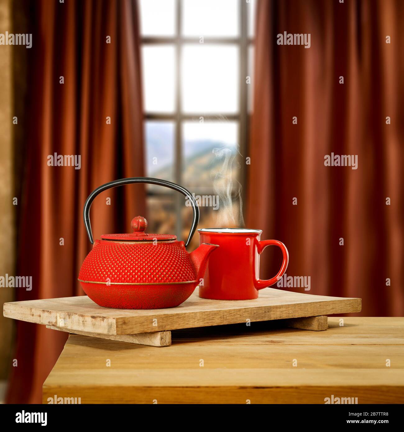 Tischplatte aus Holz mit Fenster im Innenhintergrund. Stockfoto