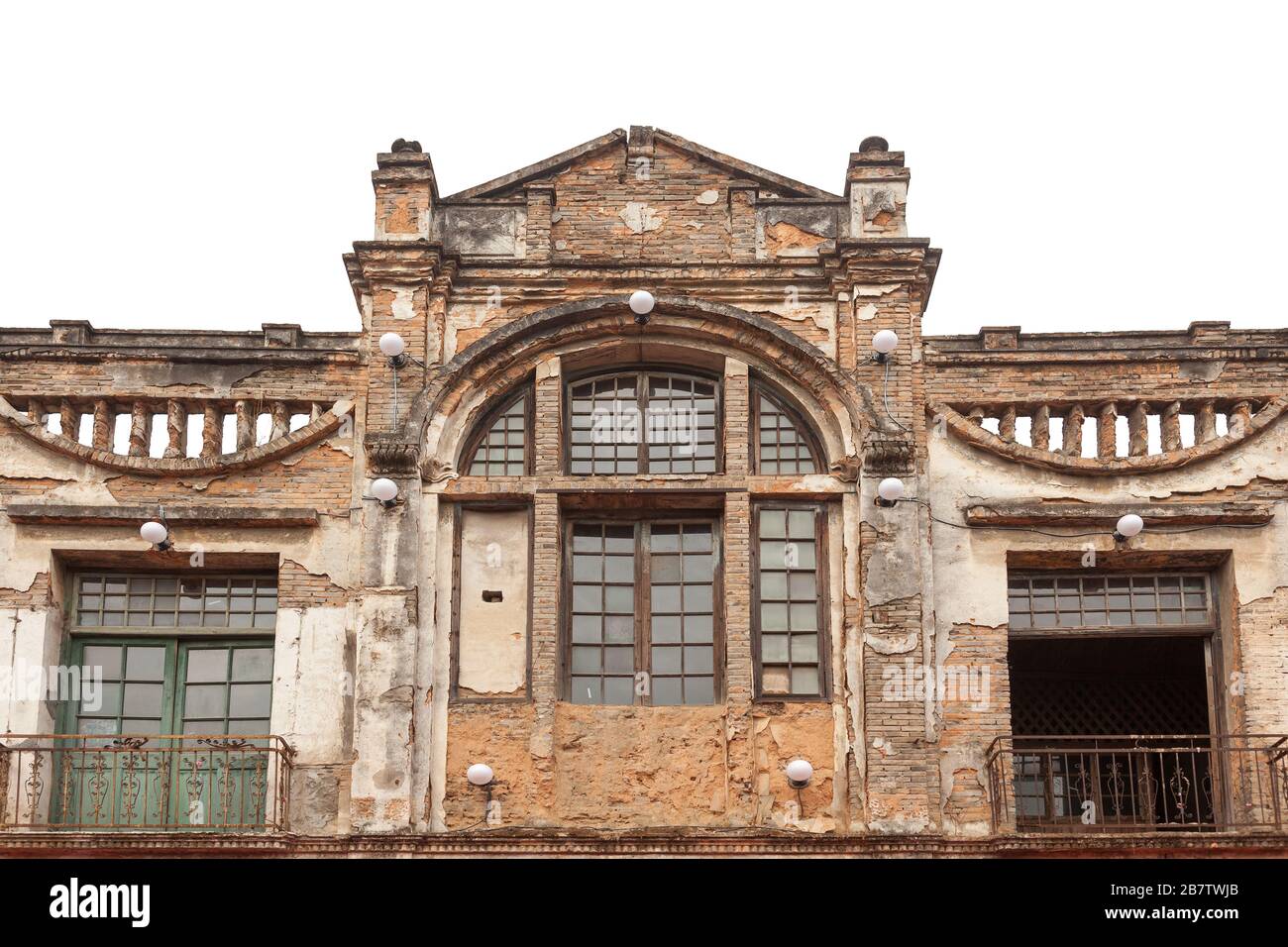Die Fassade des alten verlassenen Gebäudes mit zerbrochener und geschälter Wand und Tür und Fenster in der traditionellen Altstadt Fuzhou, Fujian, China Stockfoto