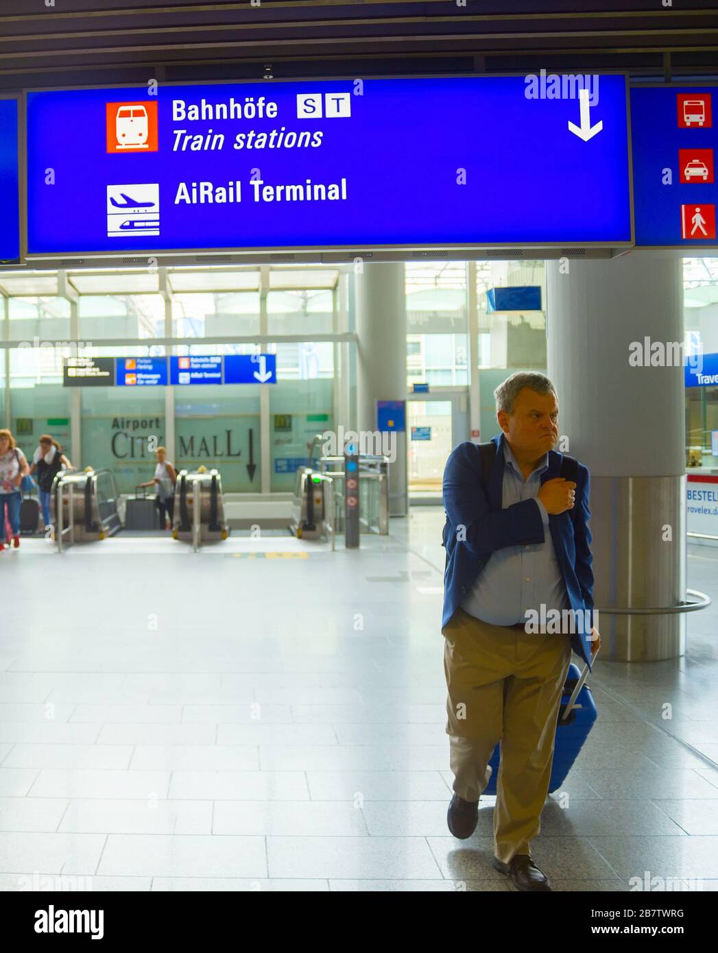 FRANKFURT AM MAIN, Deutschland - 29 AUGUST 2018: Personen mit Gepäck  verlassen den Flughafen Frankfurt, Info Board mit Richtung Schilder über,  Frankfurt/Main Stockfotografie - Alamy
