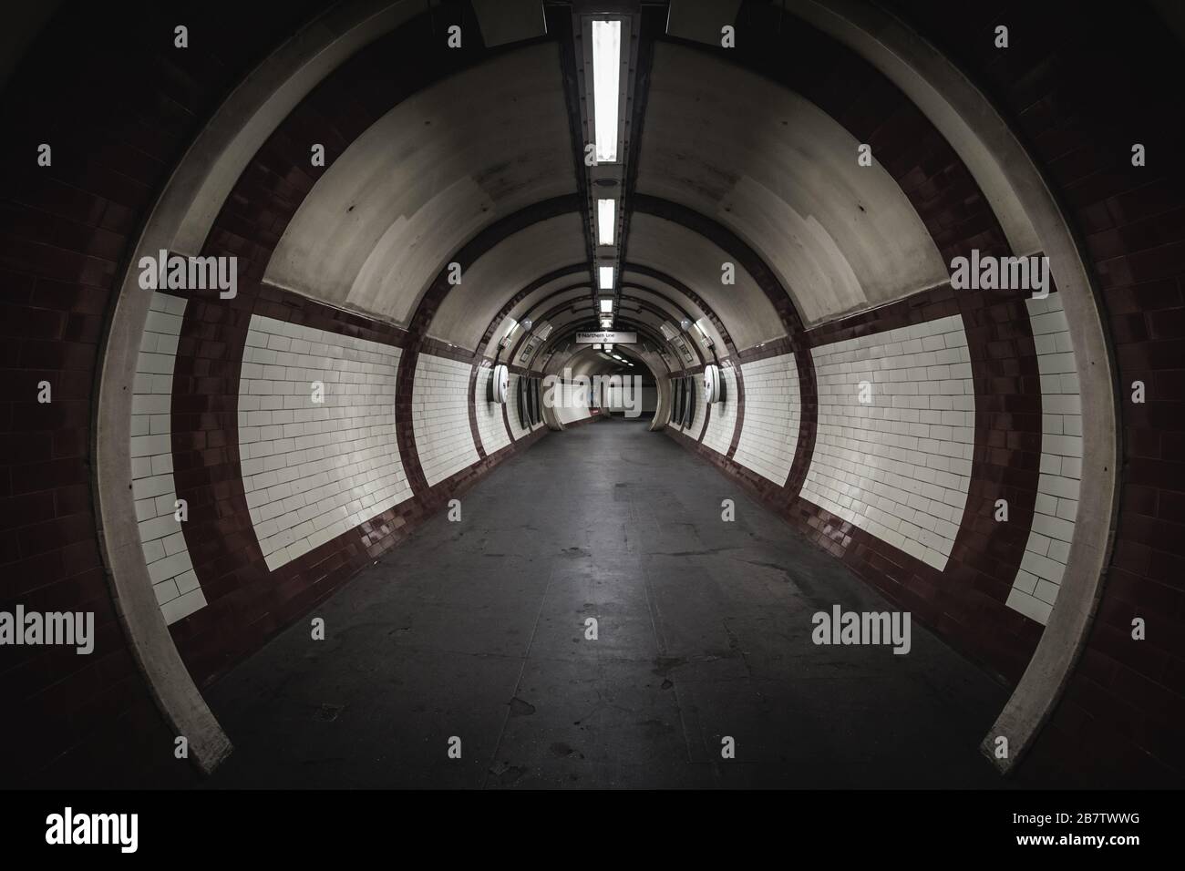 Ein manipuliertes Bild eines Rundtunnels in der Chalk Farm Station der London Underground. Stockfoto