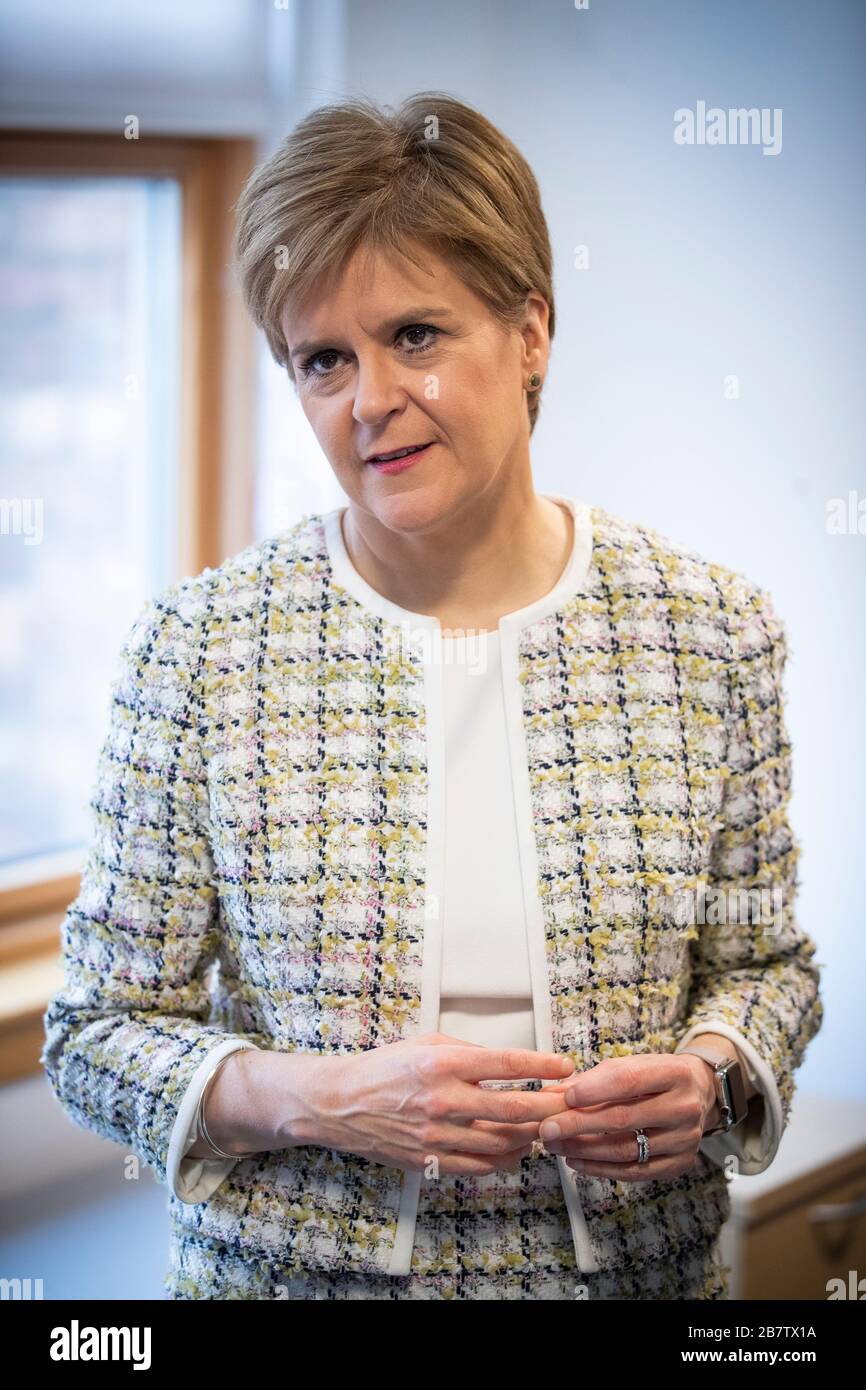 Erste Ministerin Nicola Sturgeon bei ihrem Besuch der von der schottischen Regierung unterstützten Age Scotland Helpline in Edinburgh, die Anrufe in Zusammenhang mit Coronavirus und seinen Auswirkungen auf ältere Menschen abhandelt. Stockfoto