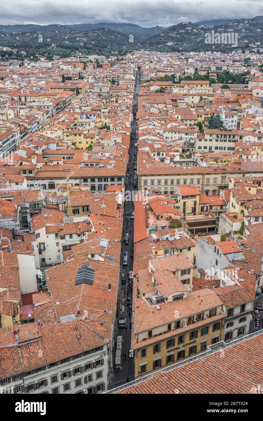 Luftaufnahme der Stadt und des Domes von der Spitze des Glockenturms an der Kathedrale Santa Maria dei Fiore (Mariä Himmelfahrt) Florenz, Italien Stockfoto