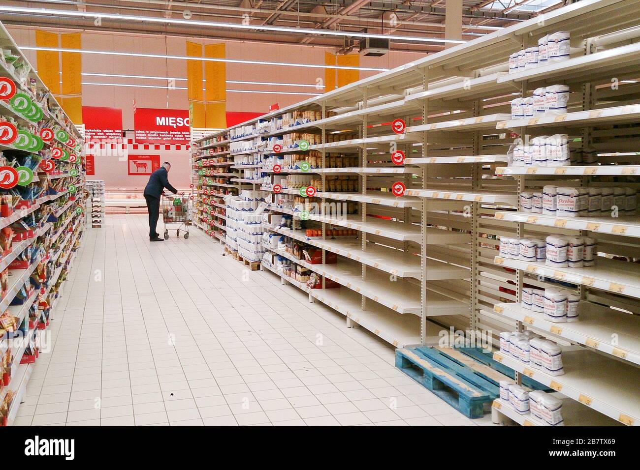 Leere Ladenregale aufgrund der Coronavirus-Krankheit 2019 (COVID-19) Drohung erhöhten Einkaufen in Danziger, Polen. März 2020 © Wojciech Strozyk/Al Stockfoto