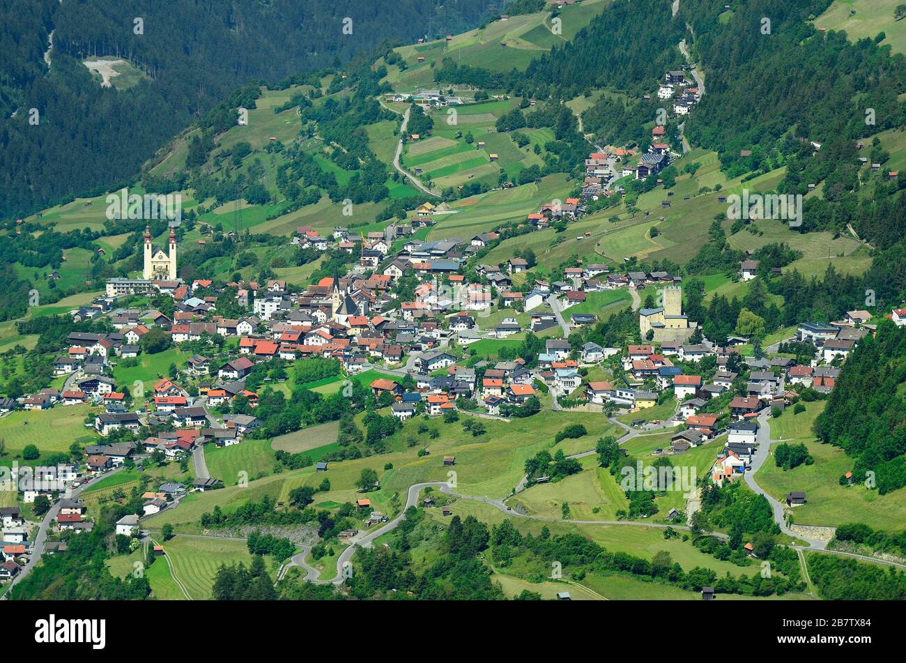 Österreich, Tyrol, Dorffliess im Inntal mit Schloss Bideneck Stockfoto