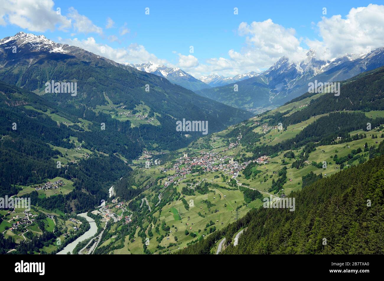 Österreich, Tyrol, inntal mit Flussgasthof und Bergdorf Fliess Stockfoto