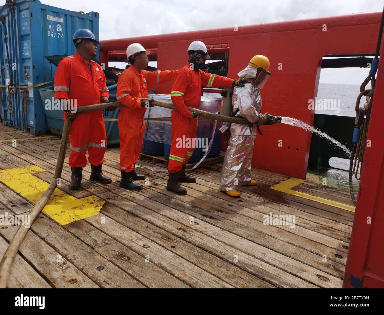 Feuerlöschübung an Bord des Schiffes, monatliche Routine, besteht in der Regel aus 4 Gruppen, Befehlsteam, Angriffsteam, Support-Team und technischem Team Stockfoto
