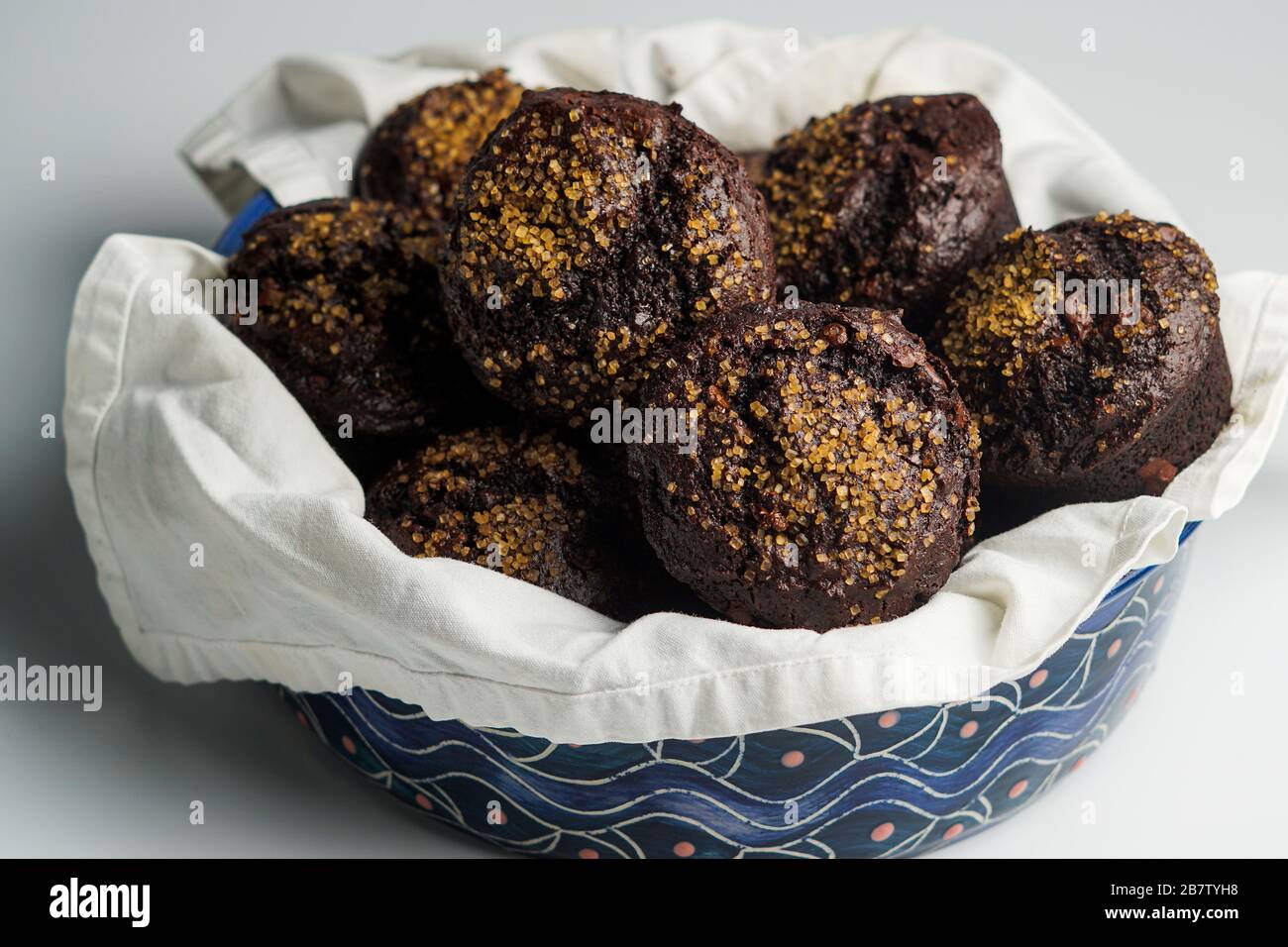 Schokoladenmuffins mit Demerara-Zucker Stockfoto