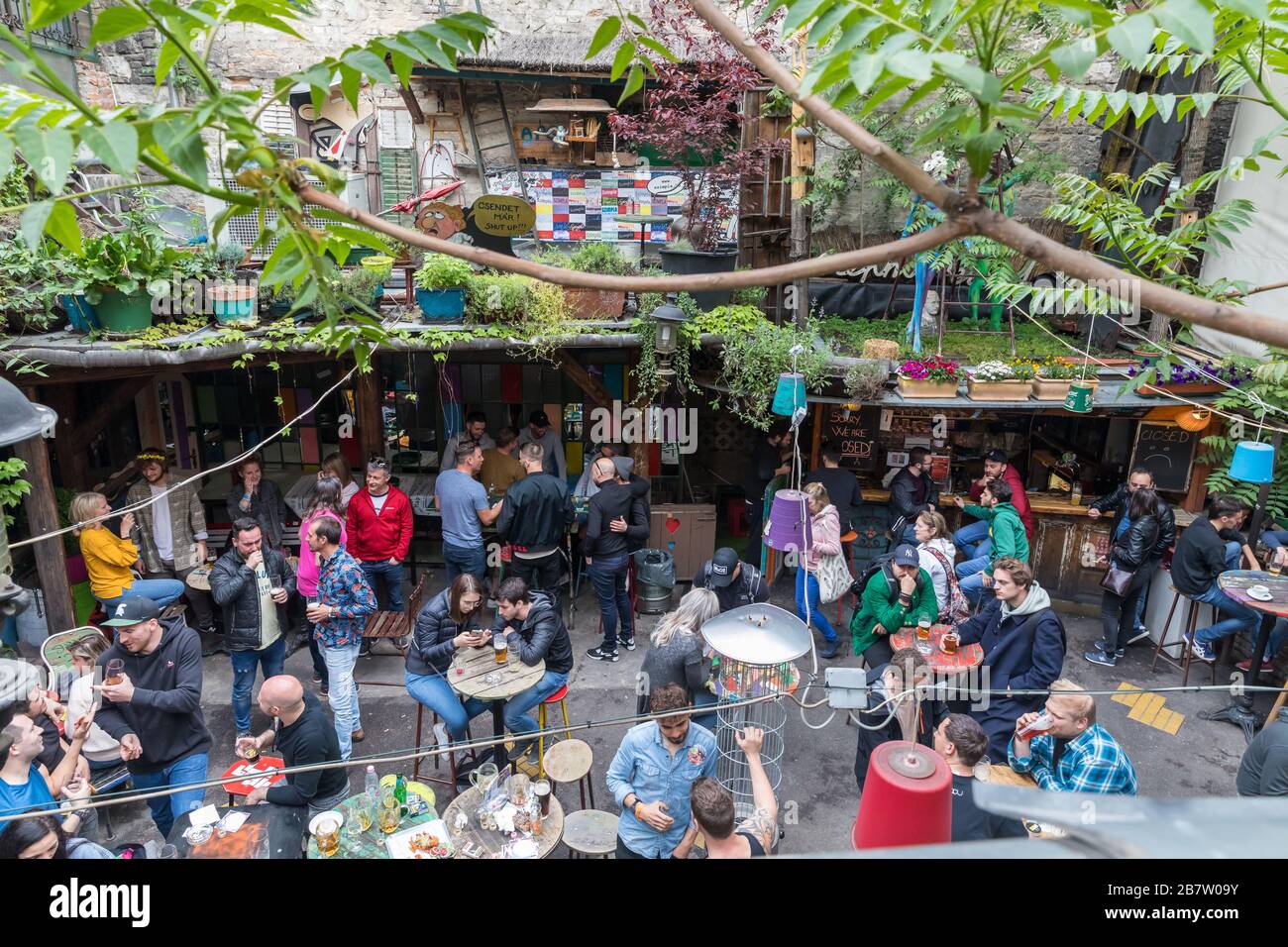 Budapest, Ungarn - 27. April 2019: Innenräume mit verzerelten Vintage-Möbeln in Szimpla kert Ruinenkneipe und Bauernmarkt im jüdischen Viertel in Buda Stockfoto