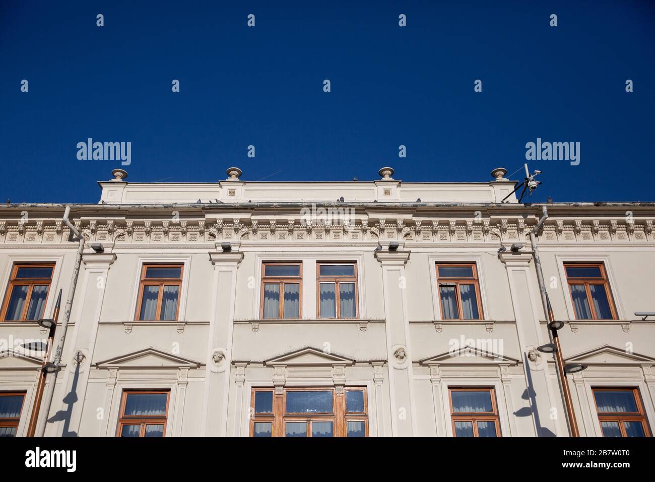 Lubliner Mietshaus scheint in der hellen Sonne gegen den blauen Himmel. Stockfoto