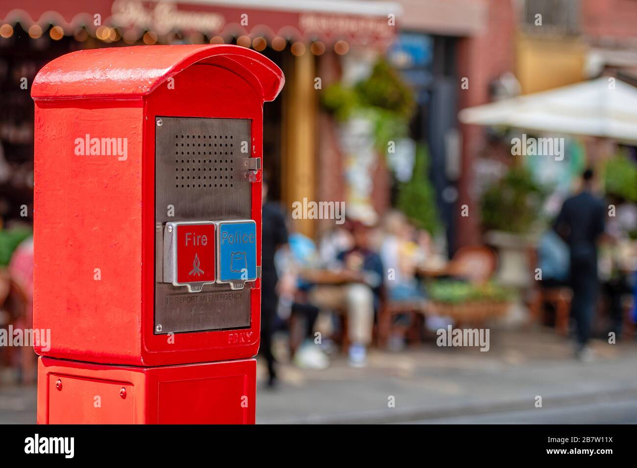 Eine alte rote Brandmeldebox in NYC. In der Regel an Straßenecken installiert, um die Feuerwehr über einen Brand zu informieren, bevor eine allgemeine Verfügbarkeit von te besteht Stockfoto