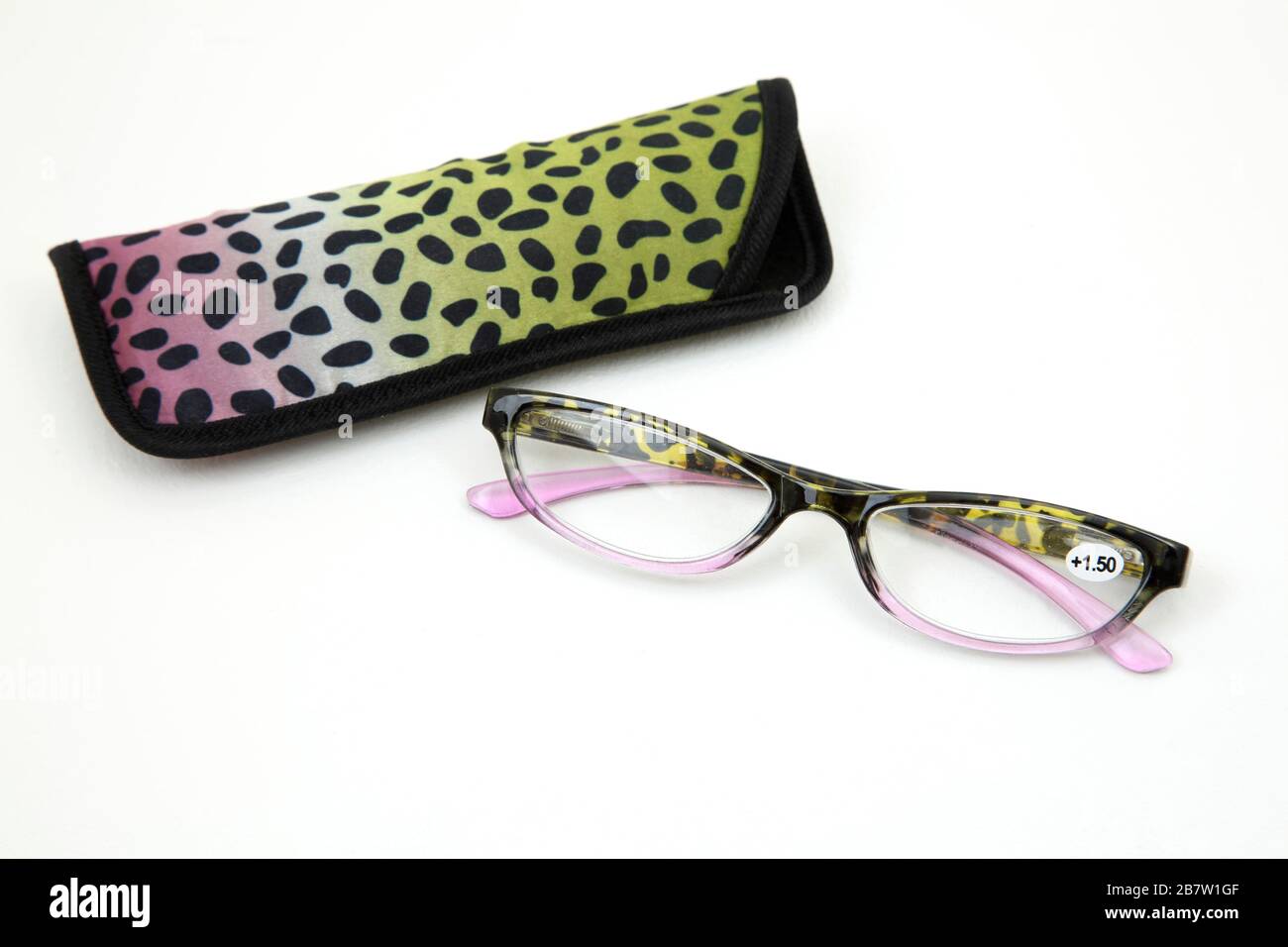 Rezept +1,50 Lesebrille Tortoiseshell und Purple Rahmen und passender Koffer Stockfoto